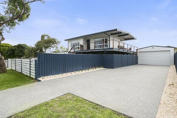 Upstairs Cottage On Beachurst - Accommodation QLD 0