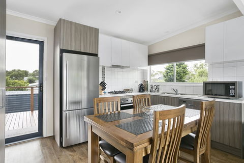 Upstairs Cottage On Beachurst - Accommodation QLD 1