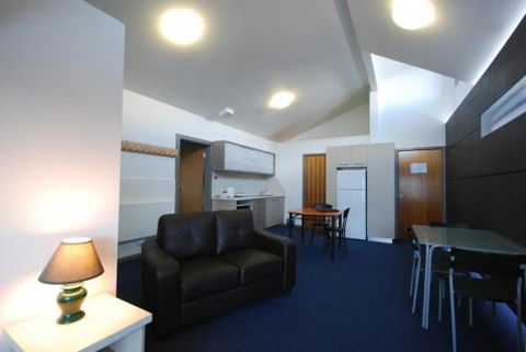 Alpine Heights 1 Bedroom Penthouse MHA - Accommodation QLD 3