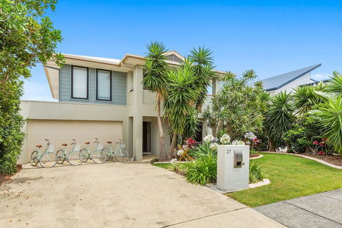 The Doggy Beach House At Salt - Accommodation QLD 2