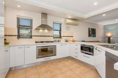 The Doggy Beach House At Salt - Accommodation QLD 4