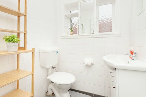 Newly Renovated Apt Close To CBD Unit 2 - Accommodation QLD 3