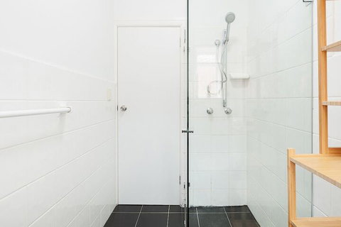 Newly Renovated Apt Close To CBD Unit 2 - Accommodation QLD 6