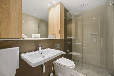 Walking To Darling Harbour Town Hall QVBICC - Accommodation QLD 1