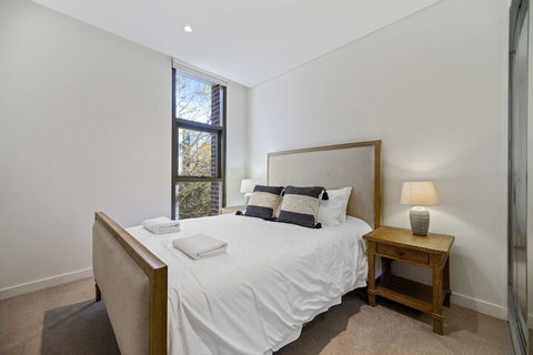 Walking To Darling Harbour Town Hall QVBICC - Accommodation QLD 3