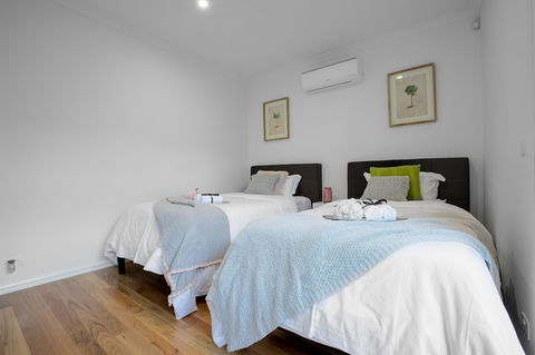 AUJOY 3 Bed Townhouse Burwood 1 - Accommodation QLD 6