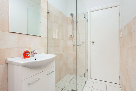 Newly Renovated Apt. Close To CBD Unit 1 - Accommodation QLD 4