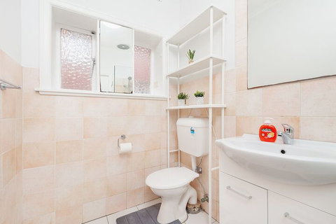 Newly Renovated Apt. Close To CBD Unit 1 - Accommodation QLD 3