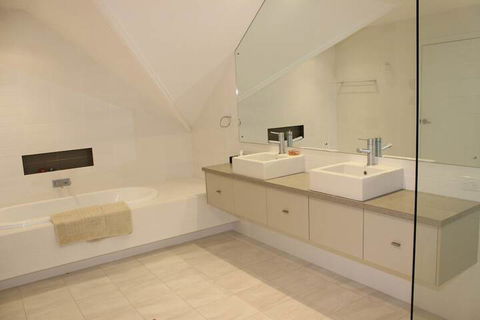 Ama Worimi - Accommodation QLD 7