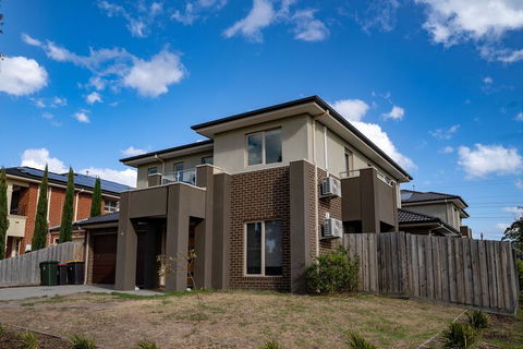 AUJOY 4 Bed Townhouse Glen Waverley - Accommodation QLD 1