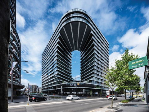 SKYE Suites Green Square - Accommodation QLD 0