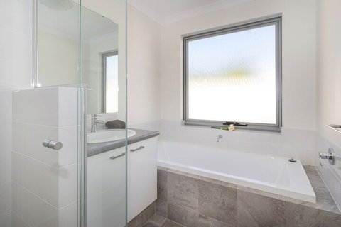 Gale House - Accommodation QLD 7