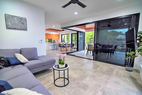 Isle Be Back Waterfront Luxury With Pool - Accommodation QLD 7