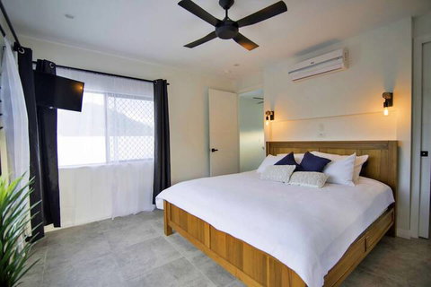 Isle Be Back Waterfront Luxury With Pool - Accommodation QLD 4
