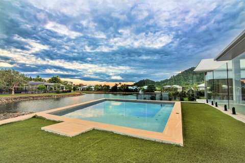 Isle Be Back Waterfront Luxury With Pool - Accommodation QLD 1