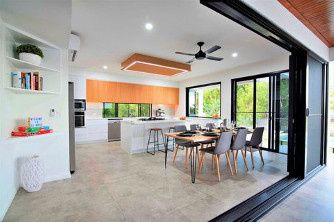 Isle Be Back Waterfront Luxury With Pool - Accommodation QLD 2