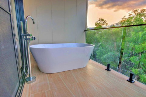 Isle Be Back Waterfront Luxury With Pool - Accommodation QLD 3