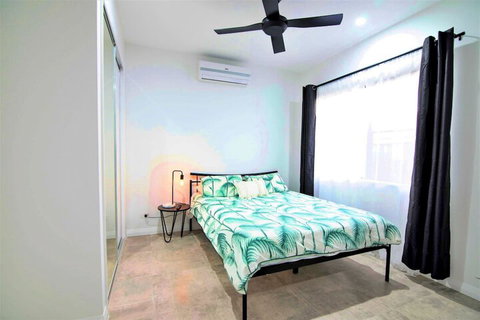 Isle Be Back Waterfront Luxury With Pool - Accommodation QLD 6