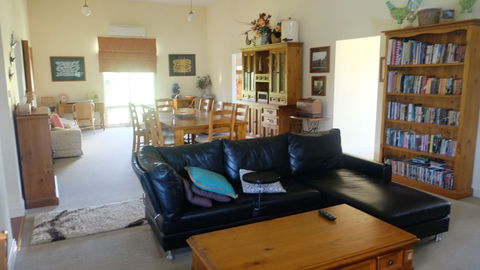Yea Woodduck Cottage - Accommodation QLD 2
