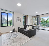 HomeHotel Walking Distance to Train  Westfield - Accommodation QLD