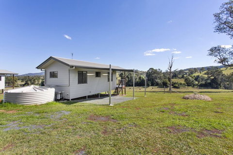 Valley Cabins By The Creek - Accommodation QLD 3