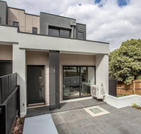 92 Brand New Doncaster Local House - Accommodation QLD