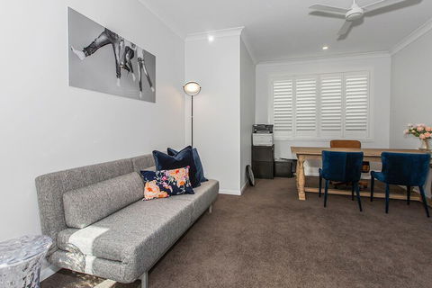 Elegant Beach House On Nautilus - Accommodation QLD 7