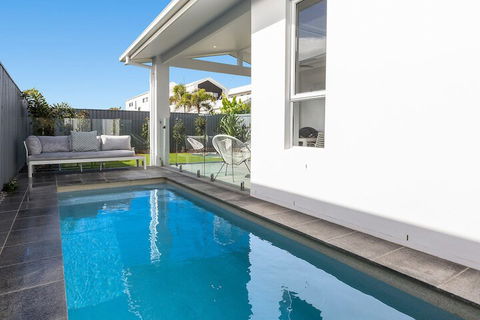 Elegant Beach House On Nautilus - Accommodation QLD 1