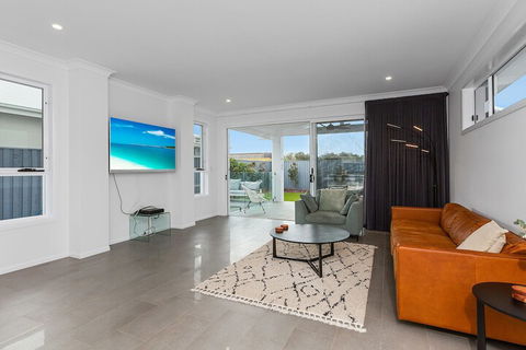 Elegant Beach House On Nautilus - Accommodation QLD 4