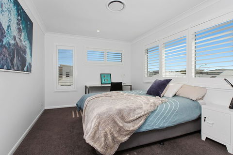 Elegant Beach House On Nautilus - Accommodation QLD 6