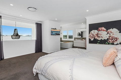 Elegant Beach House On Nautilus - Accommodation QLD 3