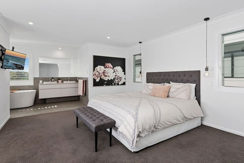 Elegant Beach House On Nautilus - Accommodation QLD 5