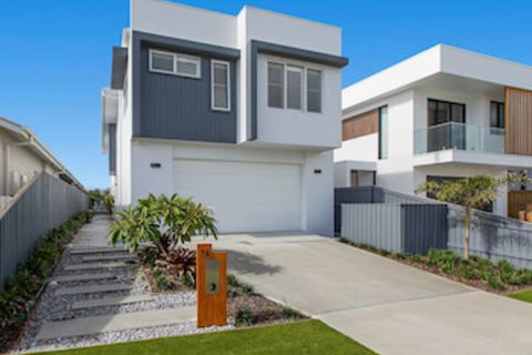 Elegant Beach House On Nautilus - Accommodation QLD 0