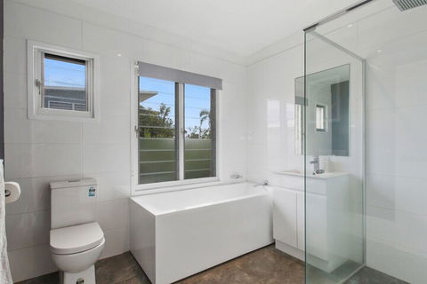 BEACH HOUSE On PEARL - Accommodation QLD 7