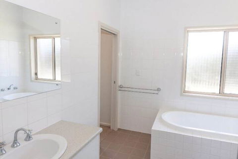 Golfers Paradise 52 Huntingdale Drive - Accommodation QLD 6