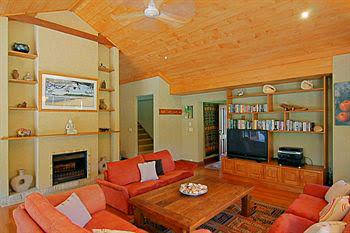 Abbies Beach House - Accommodation QLD 0