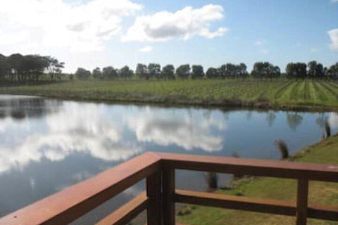 Bettenay Loft Spa Apartment & Lakeview Chalets - Accommodation QLD 4