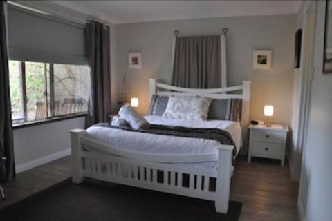 Bettenay Loft Spa Apartment & Lakeview Chalets - Accommodation QLD 1