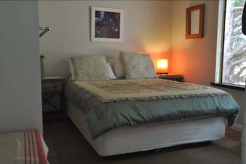 Bettenay Loft Spa Apartment & Lakeview Chalets - Accommodation QLD 2