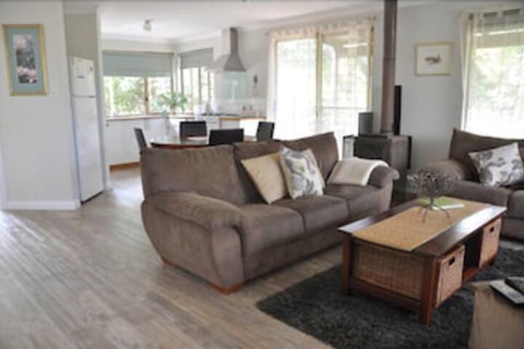 Bettenay Loft Spa Apartment & Lakeview Chalets - Accommodation QLD 3