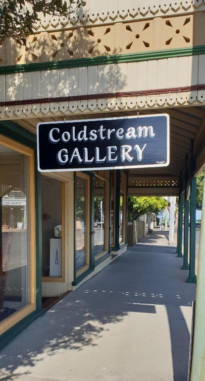 Village Stays Coldstream Gallery Bungalow - Accommodation QLD 4