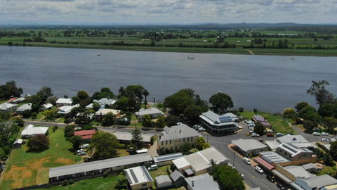 Village Stays Coldstream Gallery Bungalow - Accommodation QLD 2
