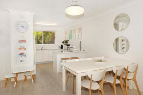 Unit 1 / 14 Tamarindus Street Marcoola Beach Pet Friendly 300 BOND Linen Supplied - Accommodation QLD 4