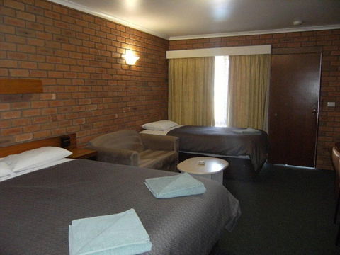 Regency Court Motel - Accommodation QLD 4