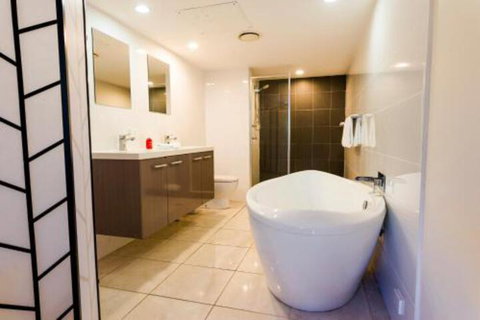 Luxury 1 Bed Apartment New King Bed & Bath - Accommodation QLD 5