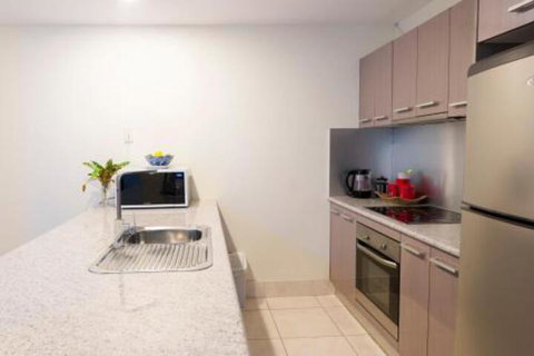 Luxury 1 Bed Apartment New King Bed & Bath - Accommodation QLD 3
