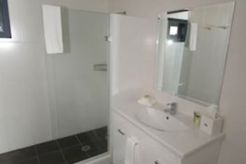 Habitat Chalet - Accommodation QLD 7