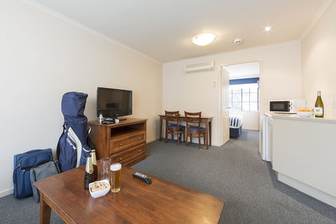 Canberra Parklands Central - Accommodation QLD 4