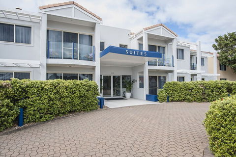The Marina Hotel - Accommodation QLD 5