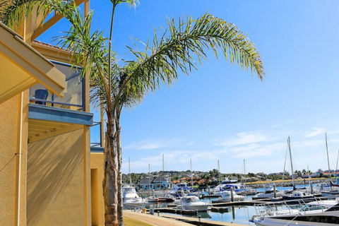 The Marina Hotel - Accommodation QLD 2